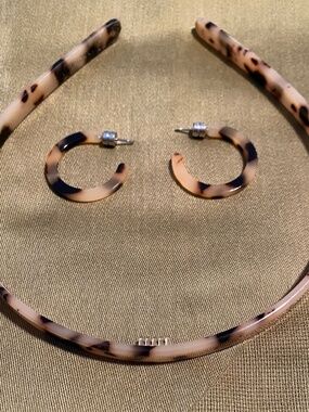 Machete Ultralight thin headband and mini hoop earrings.